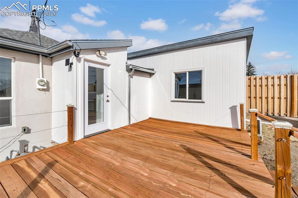 Image 19 of 24: Deck