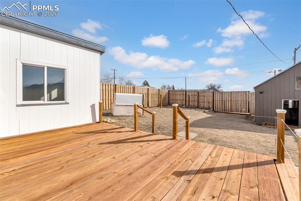 Image 20 of 24: Deck