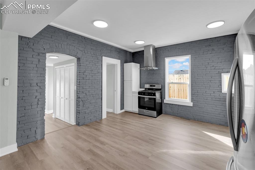 Image 6 of 24: Kitchen