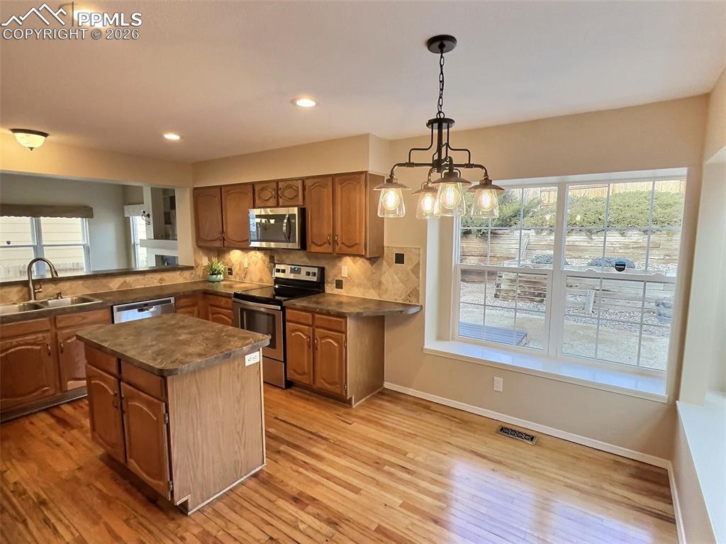 Image 16 of 47: Kitchen