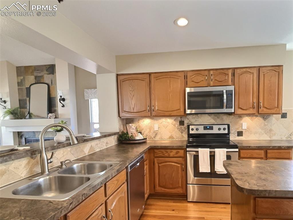 Image 17 of 47: Kitchen