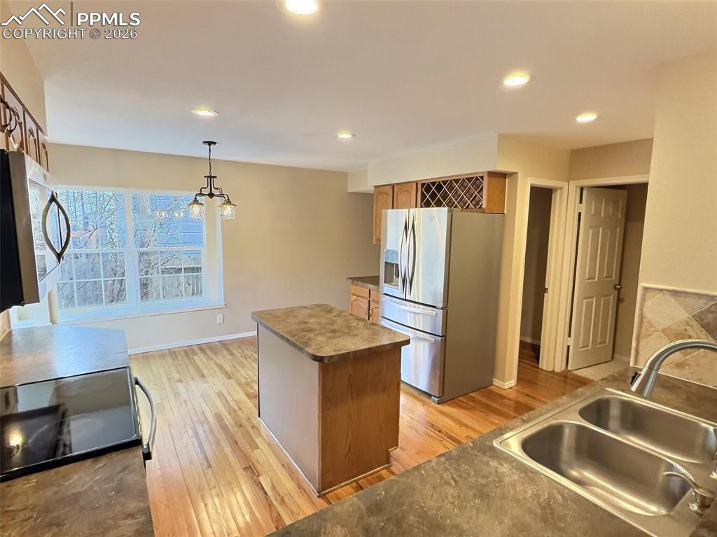 Image 19 of 47: Kitchen