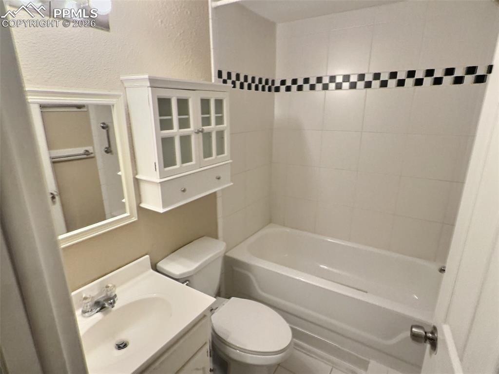 Image 38 of 47: Bathroom