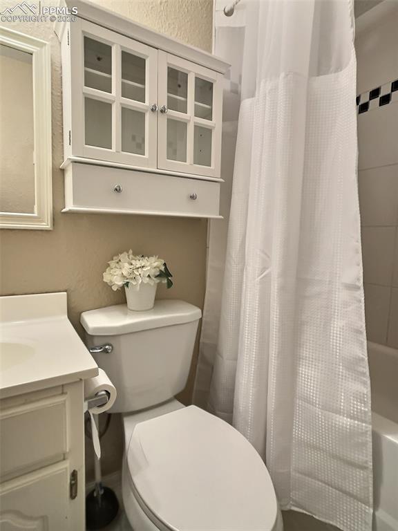 Image 39 of 47: Bathroom