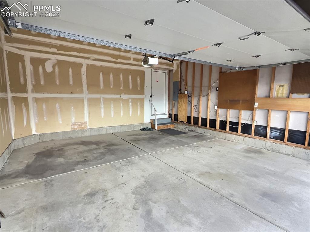 Image 43 of 47: Garage