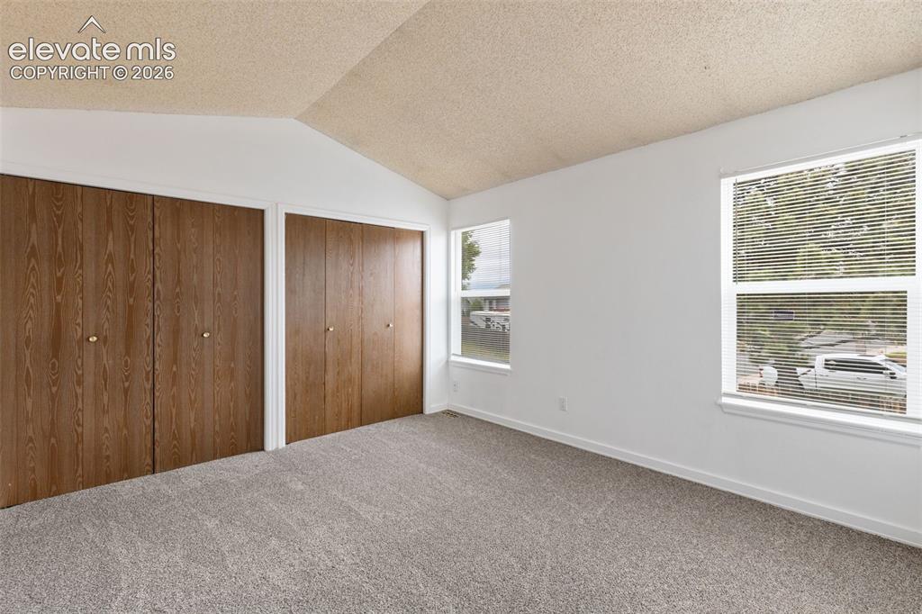 Image 32 of 43: Vaulted ceiling with textured finish