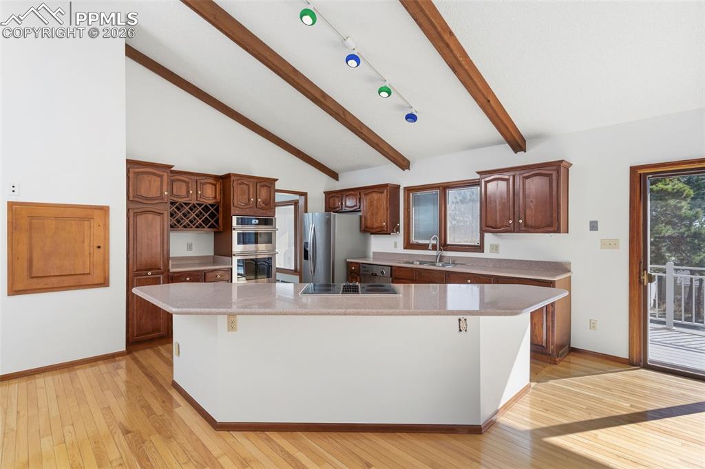 Image 21 of 48: Kitchen