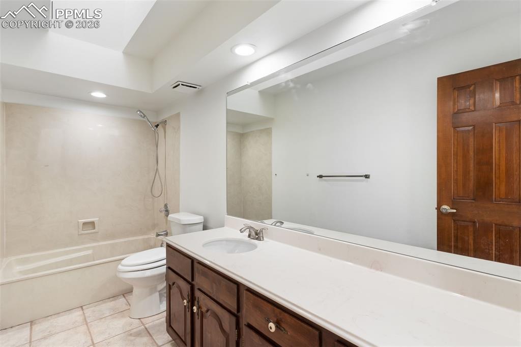 Image 27 of 48: Bathroom