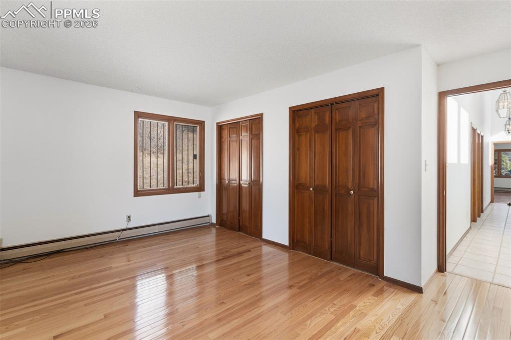 Image 32 of 48: Bedroom