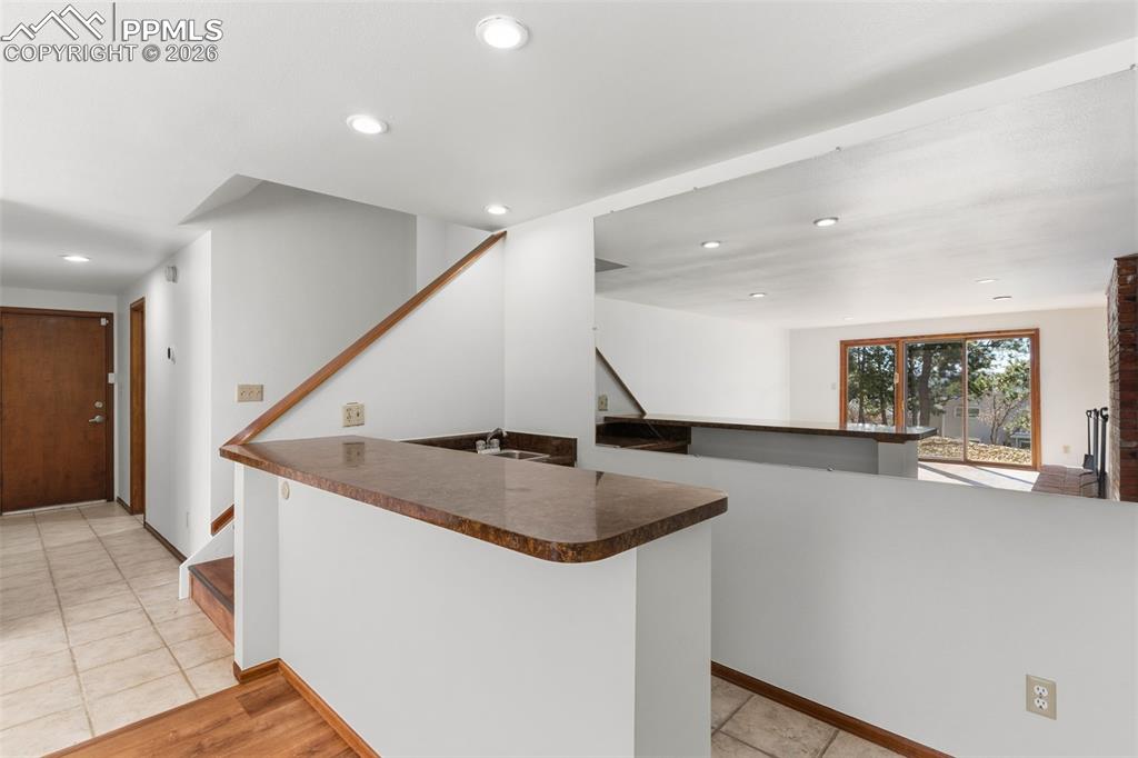 Image 40 of 48: Kitchen