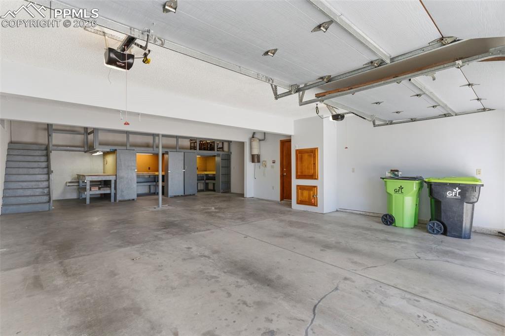 Image 47 of 48: Garage