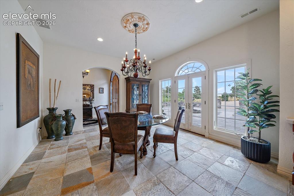 Image 15 of 50: Dining Area