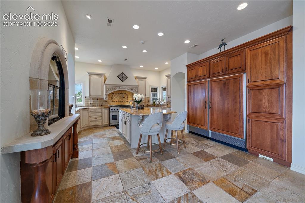 Image 16 of 50: Kitchen