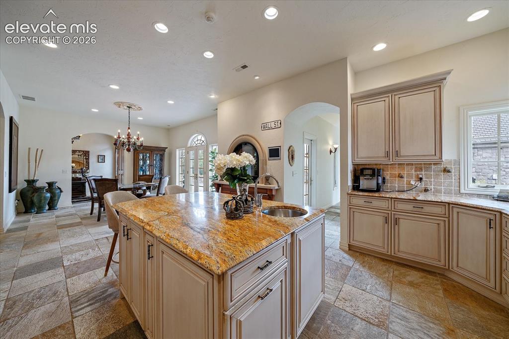 Image 18 of 50: Kitchen