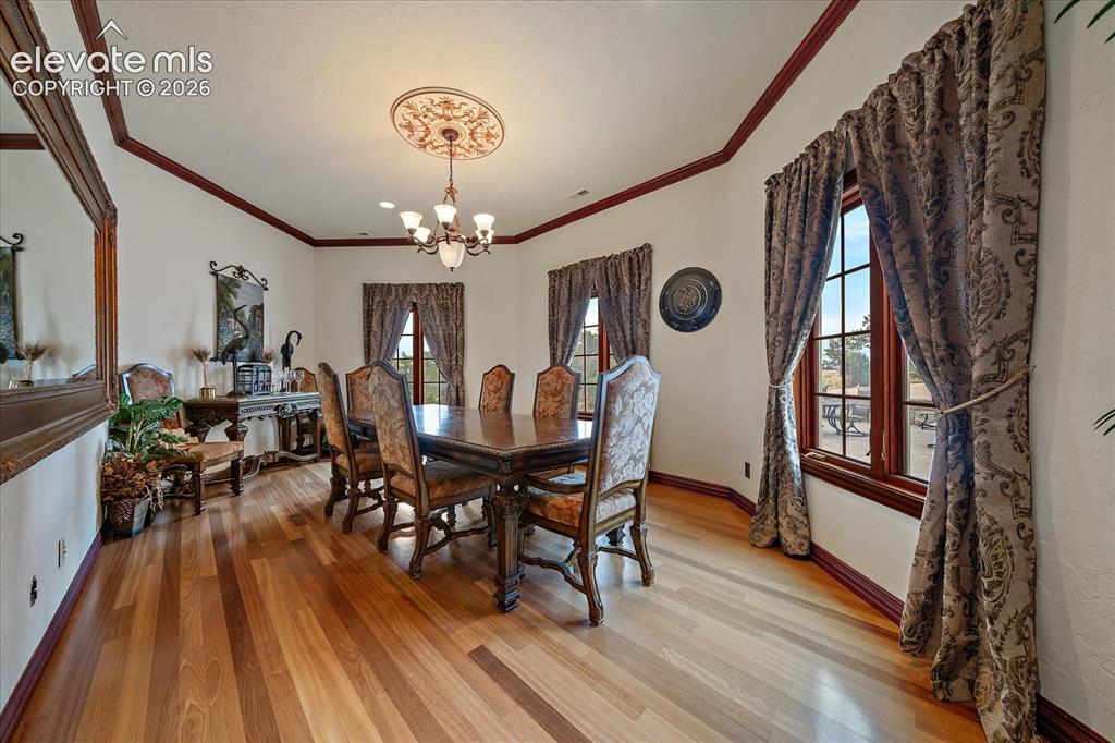 Image 8 of 50: Dining Area