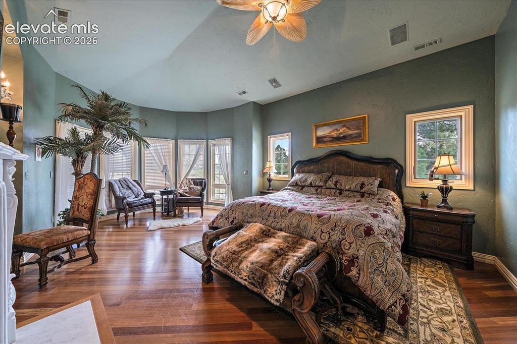Image 9 of 50: Bedroom