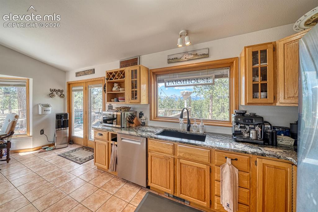 Image 16 of 47: Kitchen
