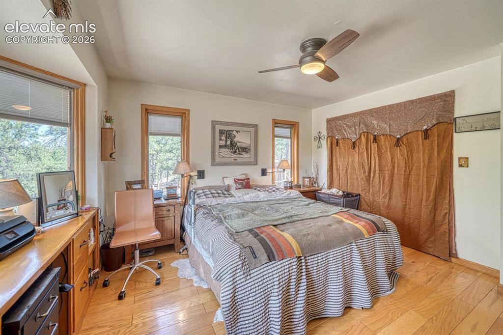 Image 19 of 47: Living Room