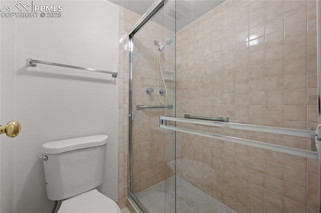 Image 19 of 33: Bathroom