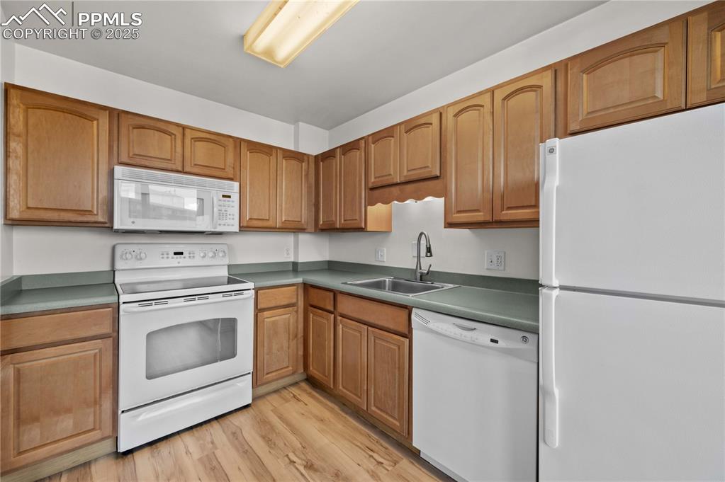 Image 6 of 14: Bright kitchn