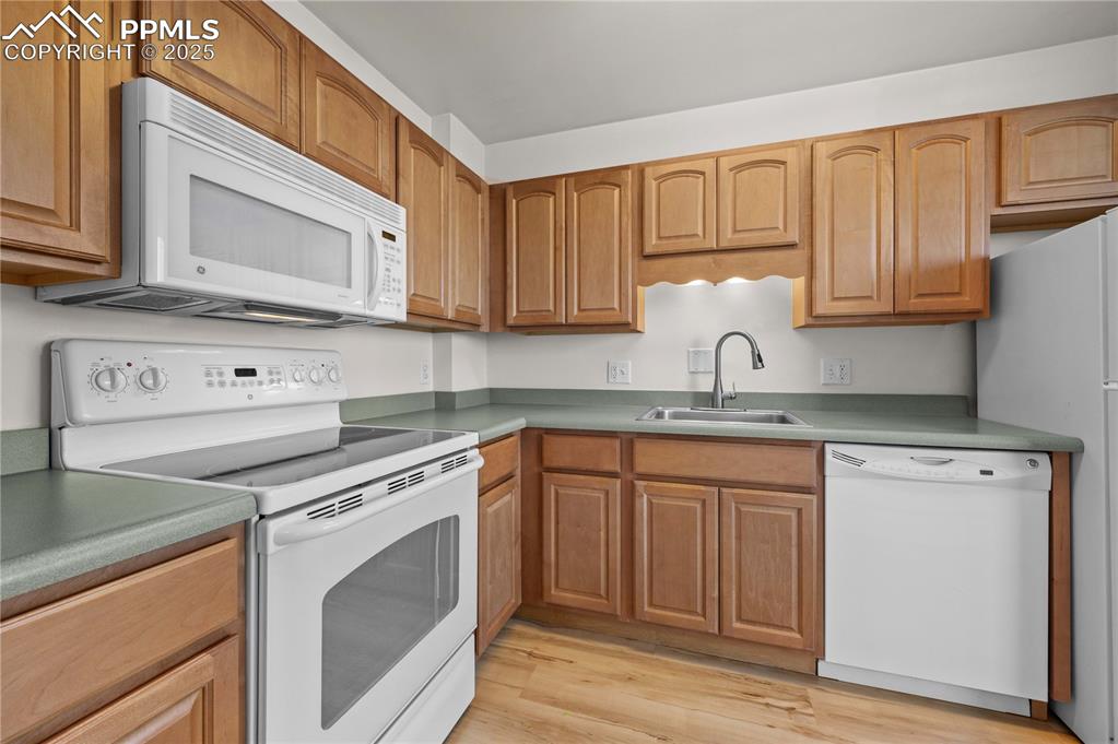 Image 7 of 14: Plenty of cabinets