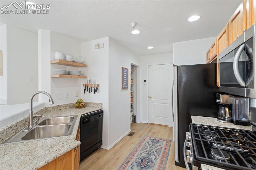 Image 15 of 38: Kitchen