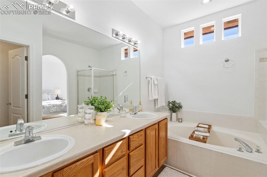 Image 27 of 38: Bathroom