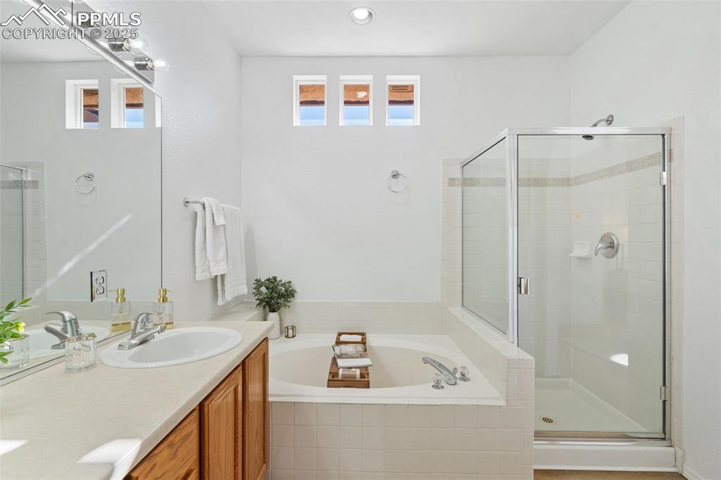 Image 28 of 38: Bathroom