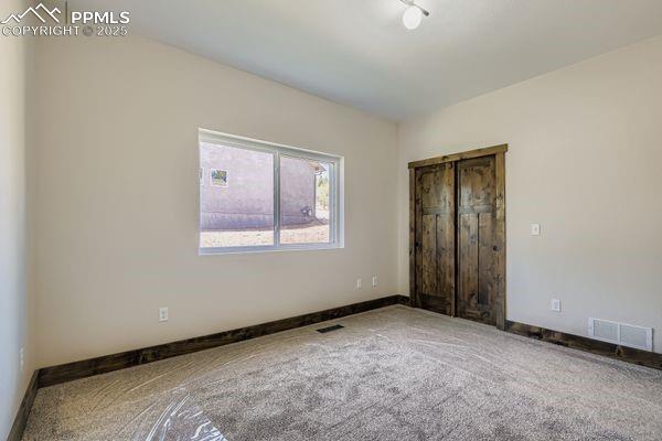 Image 18 of 27: Bedroom