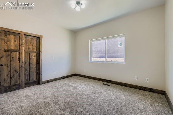 Image 19 of 27: Bedroom