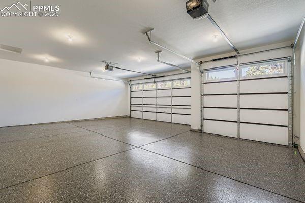 Image 23 of 27: Garage