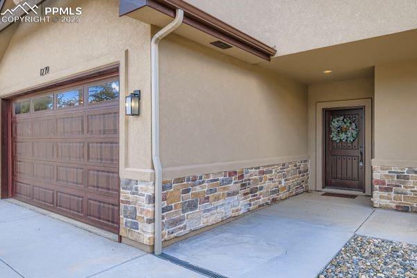 Image 3 of 27: Entry