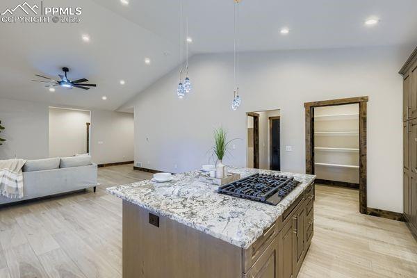 Image 7 of 27: Kitchen