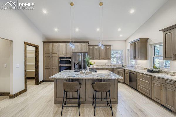 Image 8 of 27: Kitchen