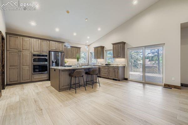 Image 9 of 27: Kitchen