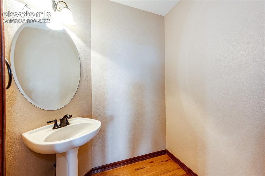 Image 16 of 47: Parlor 1/2 bath on main