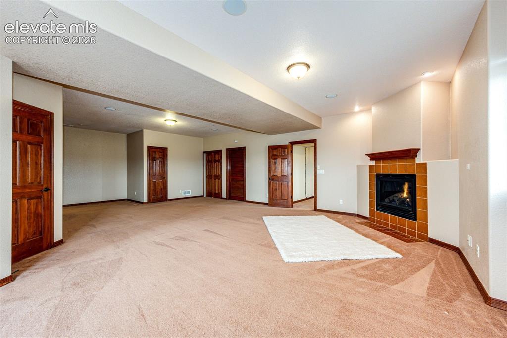 Image 35 of 47: Living Room