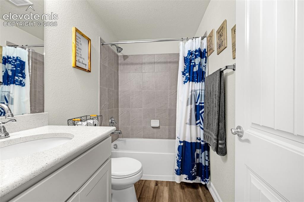 Image 40 of 49: Bathroom