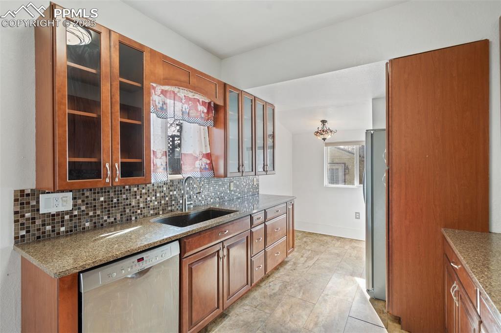 Image 11 of 30: Kitchen