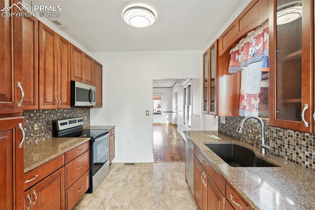 Image 12 of 30: Kitchen