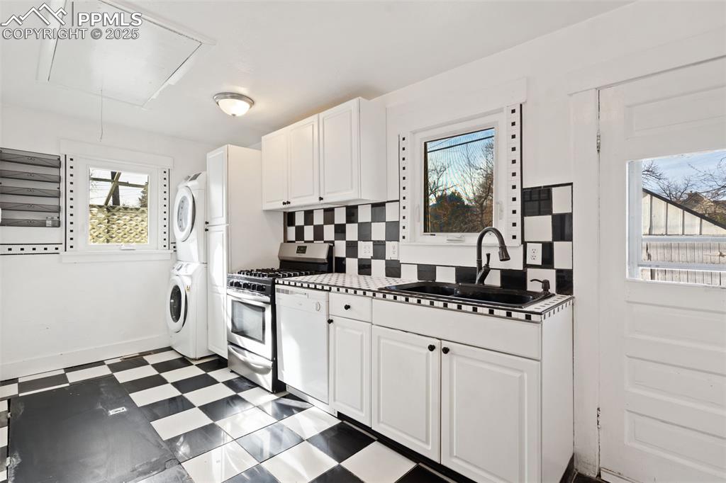 Image 25 of 30: Cottage Kitchen