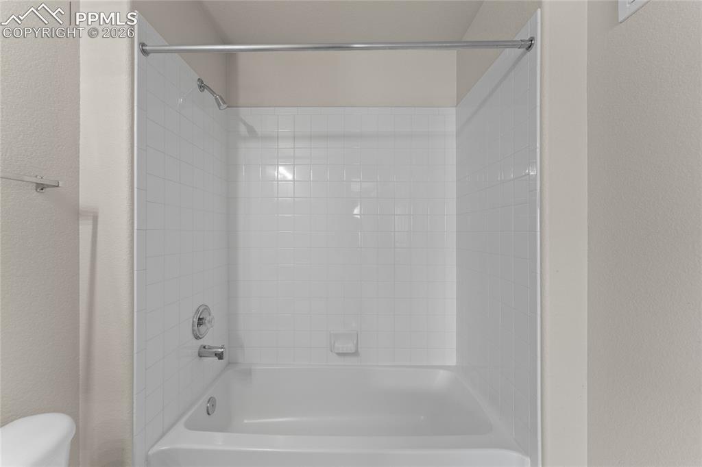 Image 23 of 29: Bathroom