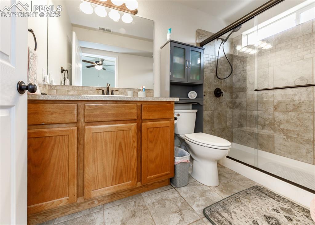 Image 24 of 38: Bathroom