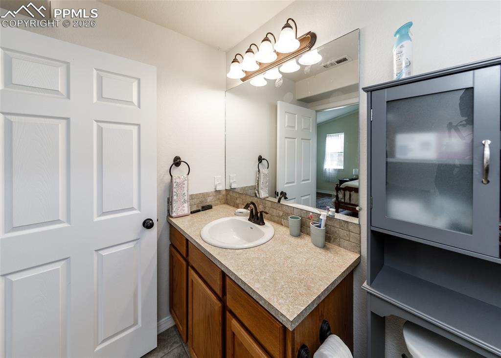 Image 25 of 38: Bathroom