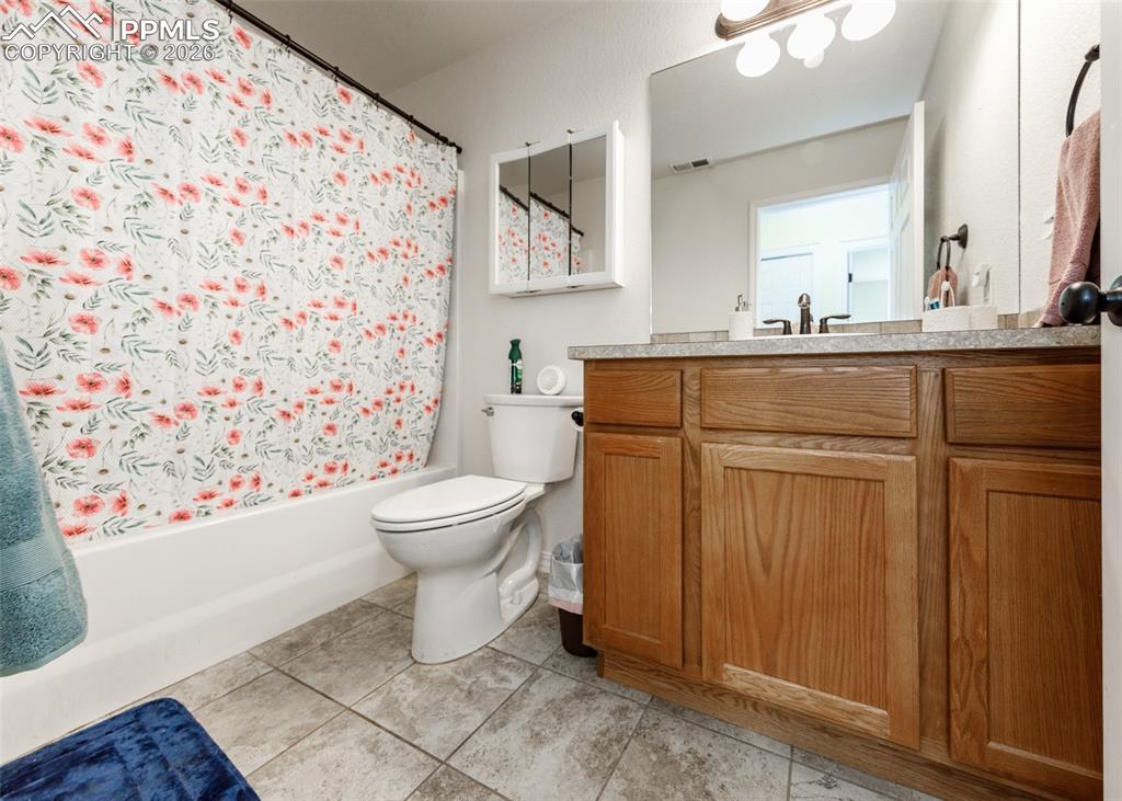 Image 30 of 38: Bathroom