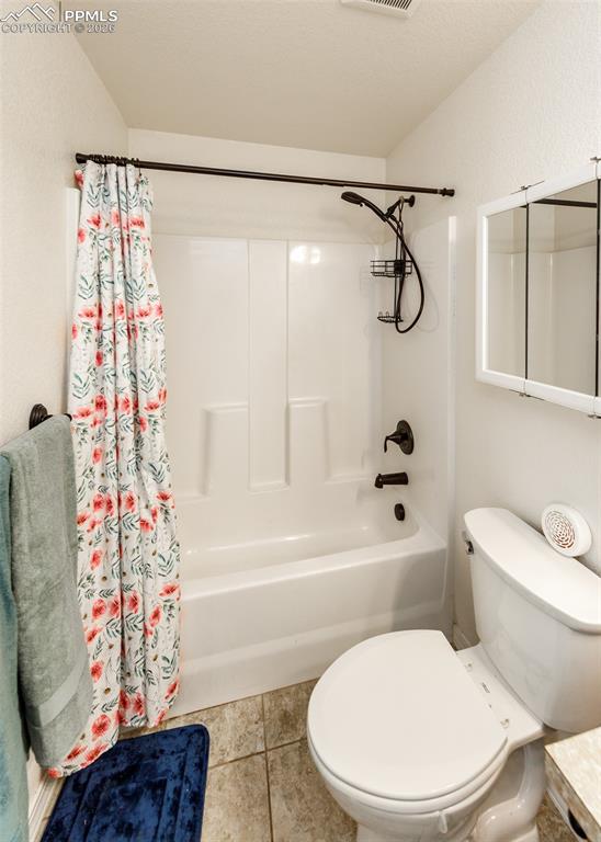 Image 32 of 38: Bathroom