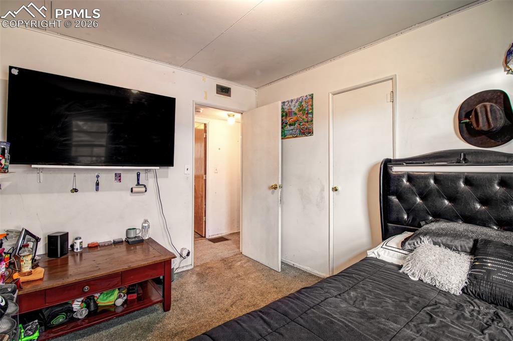 Image 12 of 21: Bedroom