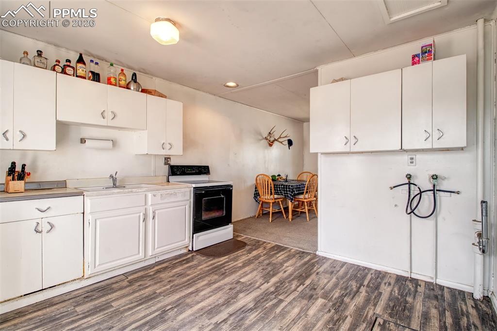 Image 5 of 21: Kitchen