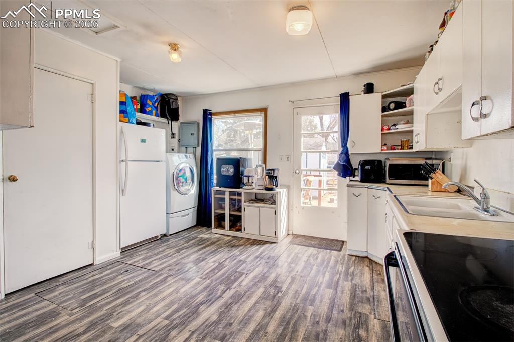 Image 6 of 21: Kitchen