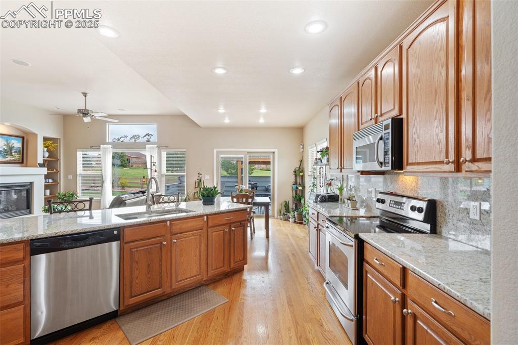 Image 15 of 45: Kitchen